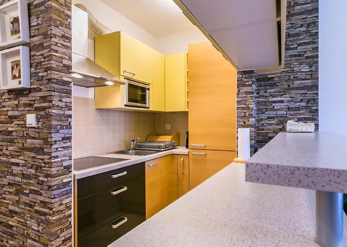 Fucane - Sebastian - Mpolo 아파트 메덜린